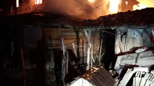 Evlerini yangında kaybeden aile iki yıldır köy okulunda yaşama tutunmaya çalışıyor