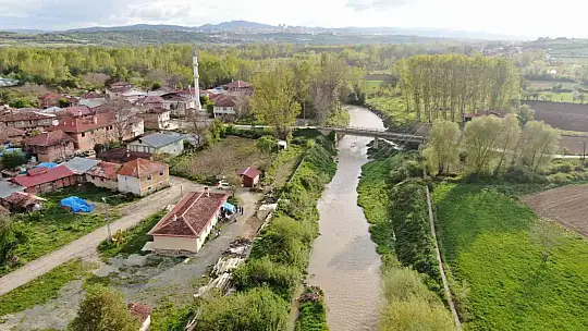 Evlerini yangında kaybeden aile iki yıldır köy okulunda yaşama tutunmaya çalışıyor