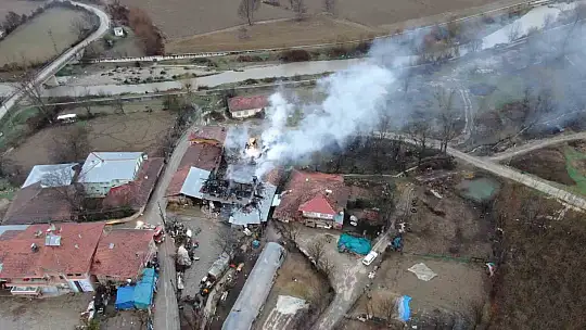Evlerini yangında kaybeden aile iki yıldır köy okulunda yaşama tutunmaya çalışıyor