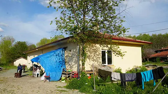 Evlerini yangında kaybeden aile iki yıldır köy okulunda yaşama tutunmaya çalışıyor