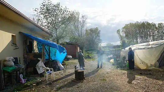 Evlerini yangında kaybeden aile iki yıldır köy okulunda yaşama tutunmaya çalışıyor