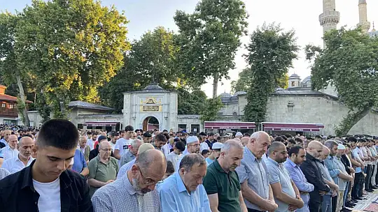 Binlerce kişi camiye akın etti