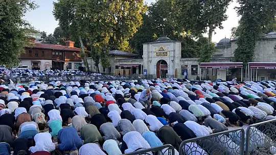 Binlerce kişi camiye akın etti