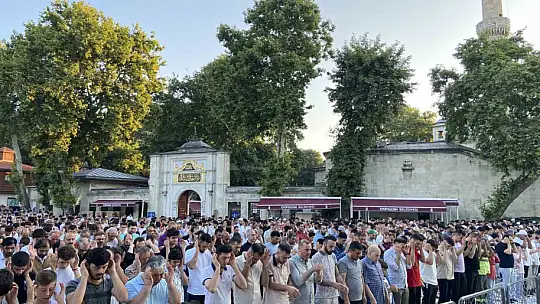 Binlerce kişi camiye akın etti