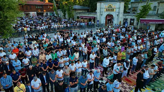 Binlerce kişi camiye akın etti