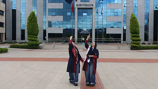 Faslı ikizler üniversiteyi dereceyle bitirdiler