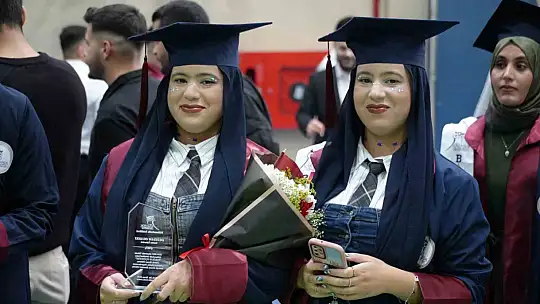 Faslı ikizler üniversiteyi dereceyle bitirdiler