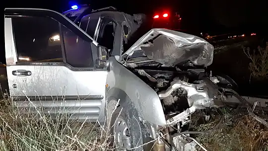Feci kazada araçlar hurdaya döndü: 1 ölü, 1 yaralı