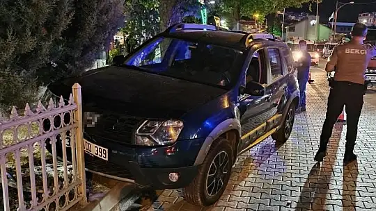 Fenalaşan cip sürücüsü demir korkuluklara çarptı