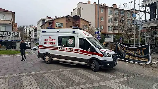 Fenalaşarak yere düşen yaşlı adam hastanede yaşam savaşı veriyor