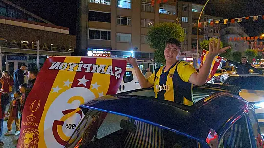 Fenerbahçe forması ile Galatasaray'ın şampiyonluğunu kutladılar