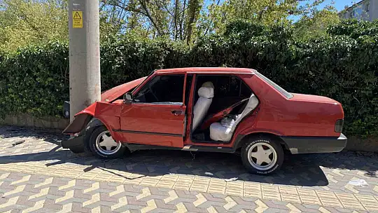 Önce araca, ardında beton direğe çarptı: 1 yaralı