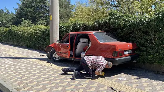 Önce araca, ardında beton direğe çarptı: 1 yaralı