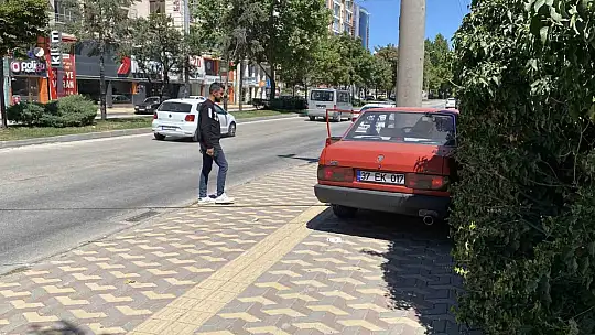 Önce araca, ardında beton direğe çarptı: 1 yaralı
