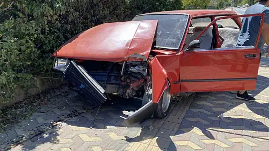 Önce araca, ardında beton direğe çarptı: 1 yaralı