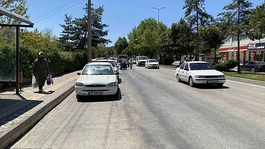 Önce araca, ardında beton direğe çarptı: 1 yaralı