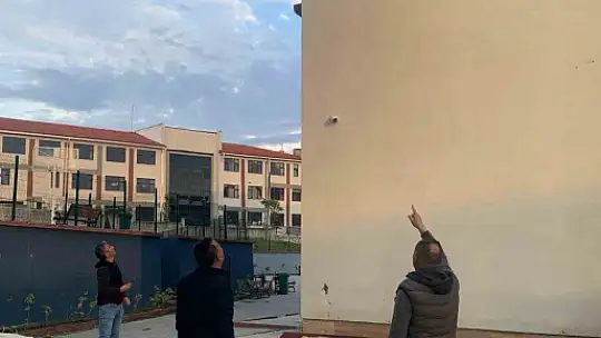 Fırtına okulun dış cephesine zarar verdi