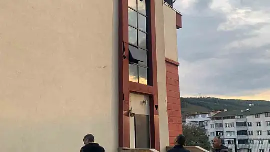 Fırtına okulun dış cephesine zarar verdi