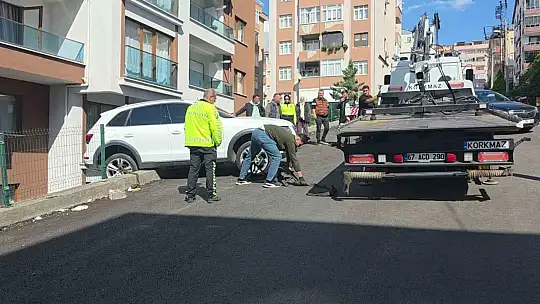 Freni boşalan araç istinat duvarında asılı kaldı