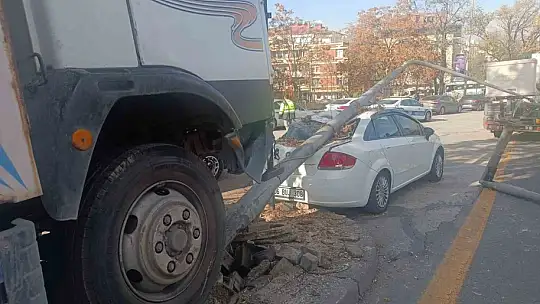 Freni patlayan kamyonet direğe çarparak durabildi