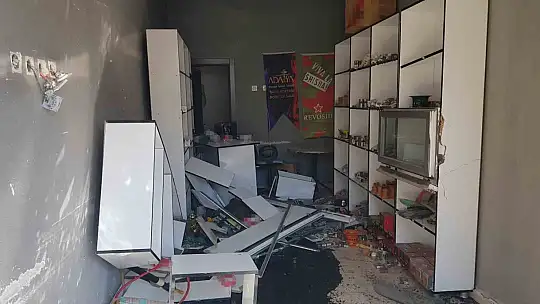 Frenleri tutmayan öğrenci servisi iş yerine daldı: Faciadan dönüldü