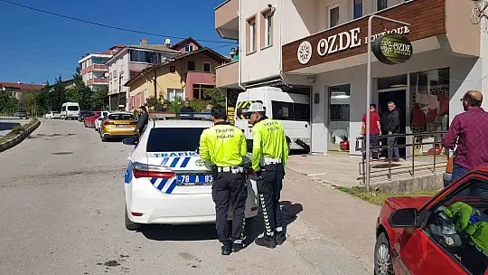 Frenleri tutmayan öğrenci servisi iş yerine daldı: Faciadan dönüldü