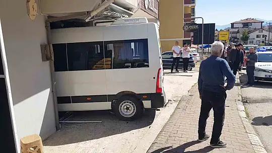 Frenleri tutmayan öğrenci servisi iş yerine daldı: Faciadan dönüldü