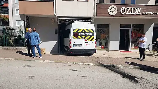 Frenleri tutmayan öğrenci servisi iş yerine daldı: Faciadan dönüldü