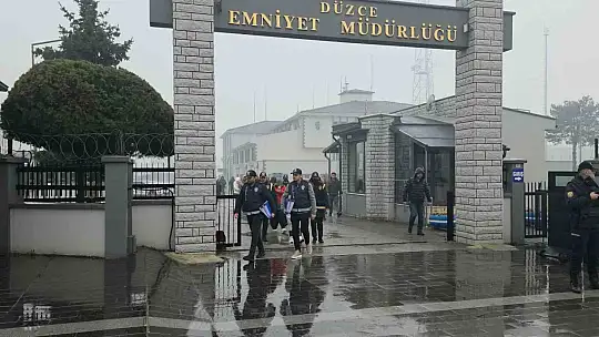 Fuhşa aracılık iddiasıyla gözaltına alınan 9 kadın adliyeye sevk edildi