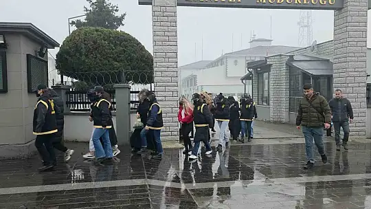 Fuhşa aracılık iddiasıyla gözaltına alınan 9 kadın adliyeye sevk edildi