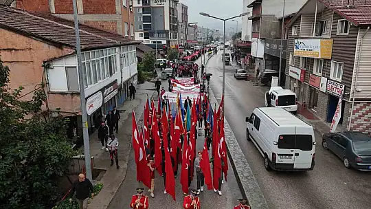 Gazilerin yürüyüşüne 50 metrelik Türk bayrağıyla destek