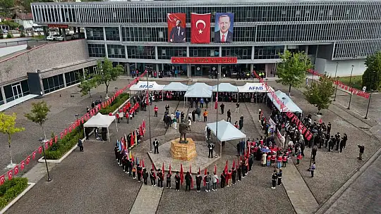 Gazilerin yürüyüşüne 50 metrelik Türk bayrağıyla destek