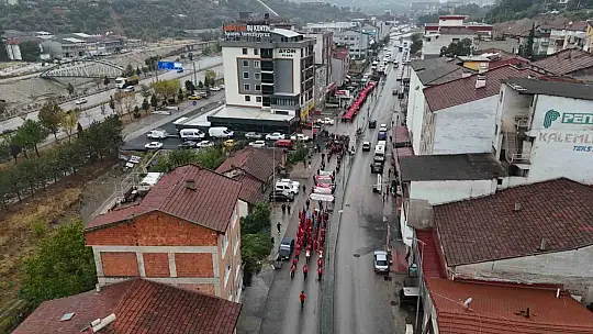 Gazilerin yürüyüşüne 50 metrelik Türk bayrağıyla destek