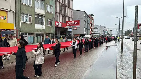 Gazilerin yürüyüşüne 50 metrelik Türk bayrağıyla destek