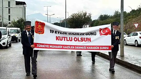 Gazilerin yürüyüşüne 50 metrelik Türk bayrağıyla destek