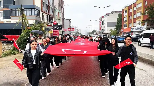 Gazilerin yürüyüşüne 50 metrelik Türk bayrağıyla destek