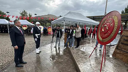 Gazilerin yürüyüşüne 50 metrelik Türk bayrağıyla destek