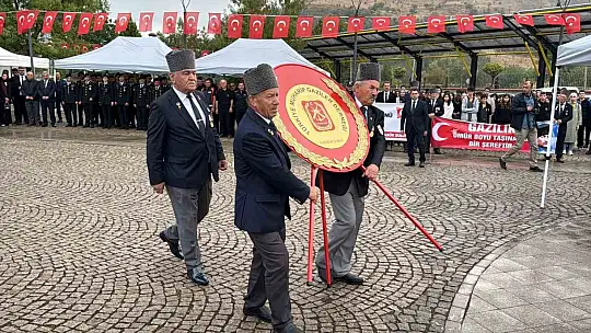 Gazilerin yürüyüşüne 50 metrelik Türk bayrağıyla destek