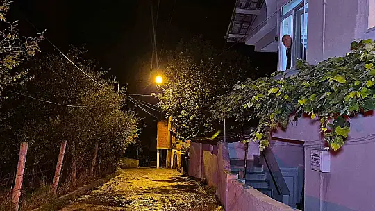 Gece yarısı patlayan su borusu paniğe neden oldu