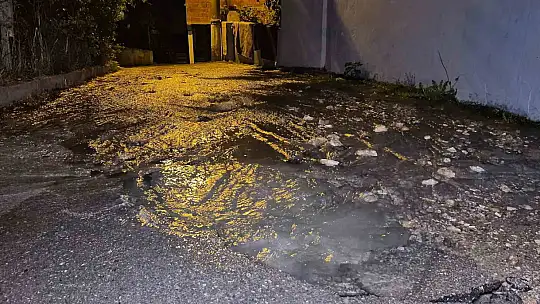 Gece yarısı patlayan su borusu paniğe neden oldu