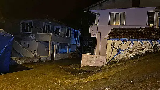 Gece yarısı patlayan su borusu paniğe neden oldu
