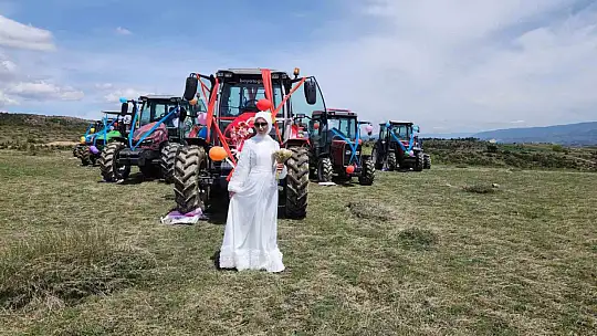 Çiftçi çiftin gelin arabası traktör oldu