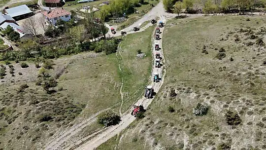 Çiftçi çiftin gelin arabası traktör oldu