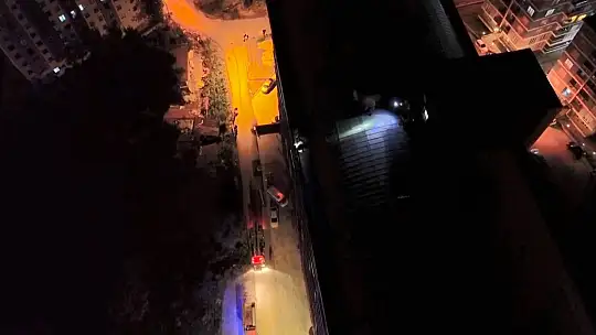 Genç kız çatıya çıktı, kurtarmak isteyenlerle birlikte mahsur kaldı