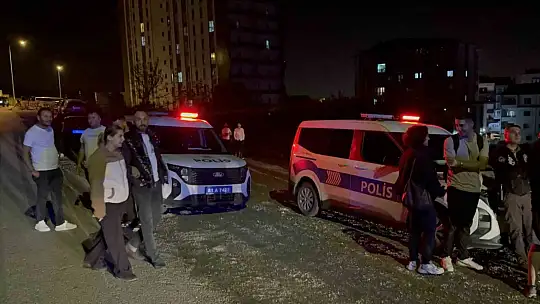 Genç kız çatıya çıktı, kurtarmak isteyenlerle birlikte mahsur kaldı