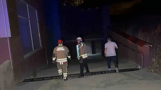 Genç kız çatıya çıktı, kurtarmak isteyenlerle birlikte mahsur kaldı