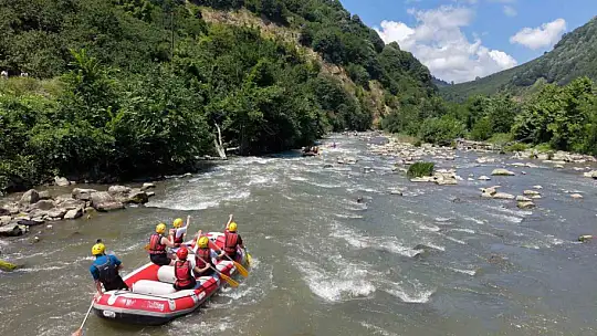 Gençler 12 kilometre kürek çekti