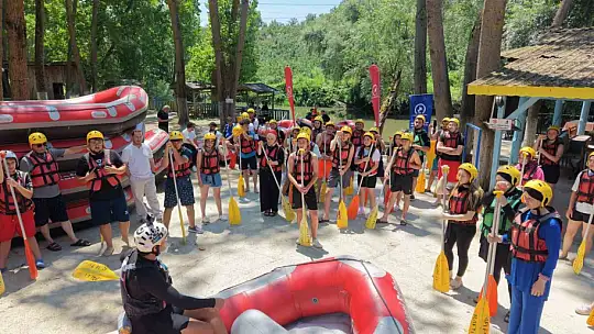 Gençler 12 kilometre kürek çekti
