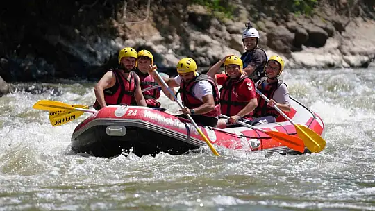Gençler 12 kilometre kürek çekti