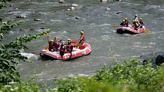Gençler 12 kilometre kürek çekti